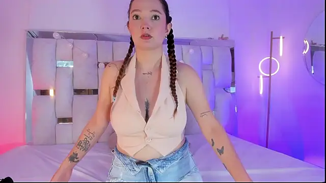 Snapshot of HecateCorvin chatting on 02.24.26 HecateCorvin online show from 02.24.26