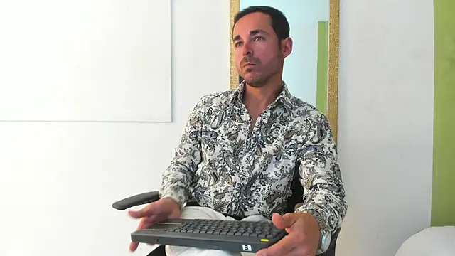 Snapshot of Adams_Sanz chatting on 05.13.26 Adams Sanz online show from 05.13.26