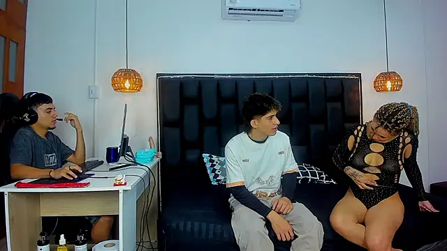 Snapshot of nobodyknows01 chatting on 02.27.26 nobodyknows01 online show from 02.27.26