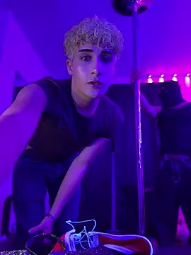 Snapshot of JULIANRAY chatting on 02.24.26 JULIANRAY online show from 02.24.26