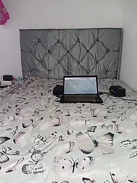 Snapshot of safiya__emira chatting on 05.20.26 safiya emira online show from 05.20.26