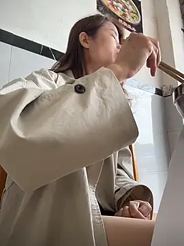 Snapshot of Mia-lp chatting on 04.15.26 Mia-lp online show from 04.15.26