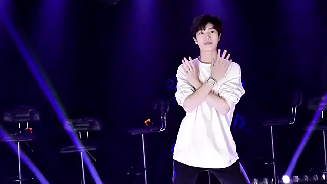 Snapshot of AOA-boy chatting on 04.11.26 AOA-boy online show from 04.11.26