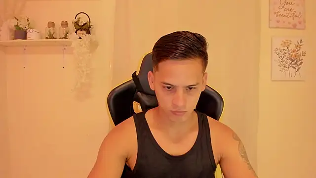 Snapshot of sexy_andres01 chatting on 04.28.26 sexy andres01 online show from 04.28.26