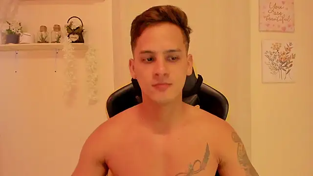 Snapshot of sexy_andres01 chatting on 04.29.26 sexy andres01 online show from 04.29.26