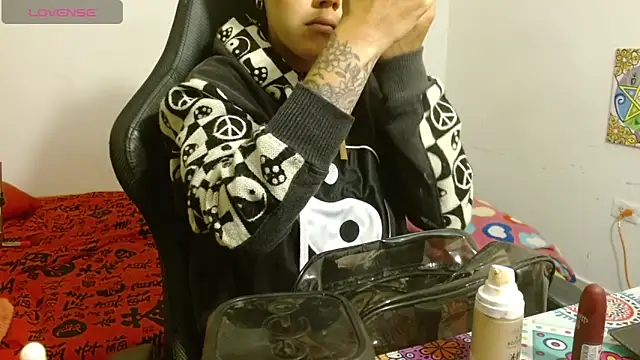 Snapshot of Divinejewel69 chatting on 04.14.26 Divinejewel69 online show from 04.14.26