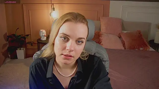 Glow Margo online show from 04.11.26