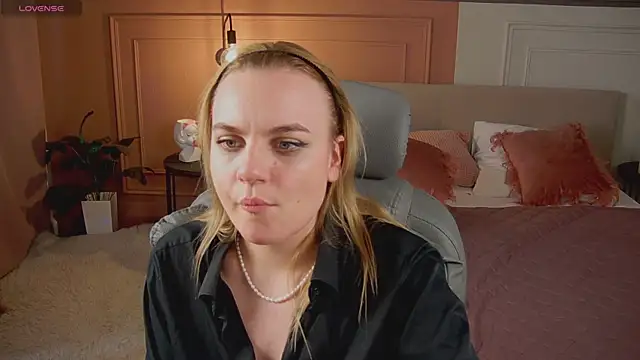 Glow Margo online show from 04.11.26