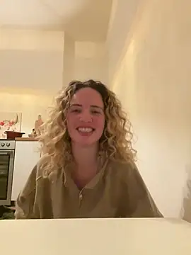 Snapshot of curlyirishgirl chatting on 03.01.26 curlyirishgirl online show from 03.01.26