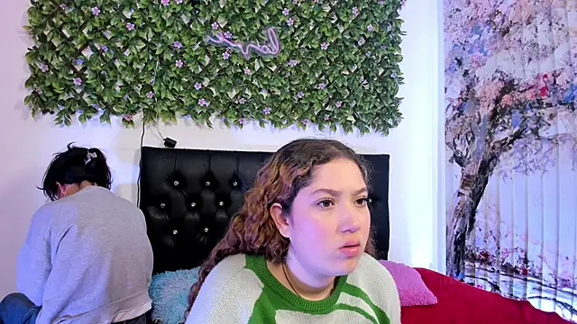 Snapshot of valeria_and_zoe chatting on 05.20.26 valeria and zoe online show from 05.20.26