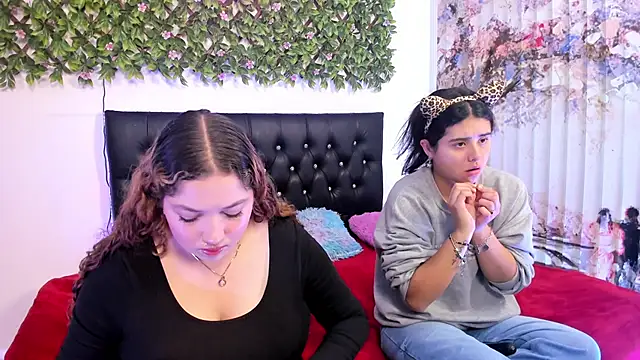 Snapshot of valeria_and_zoe chatting on 05.21.26 valeria and zoe online show from 05.21.26