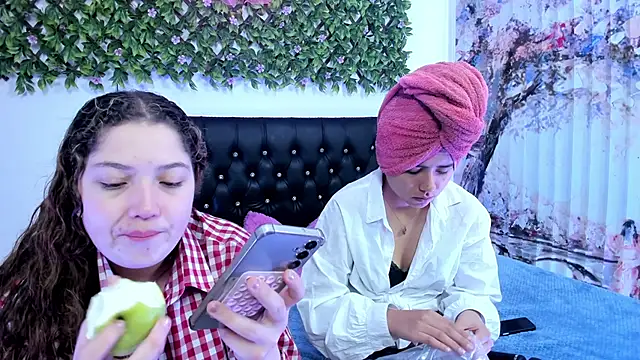 Snapshot of valeria_and_zoe chatting on 05.25.26 valeria and zoe online show from 05.25.26