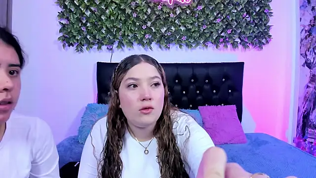 Snapshot of valeria_and_zoe chatting on 05.29.26 valeria and zoe online show from 05.29.26
