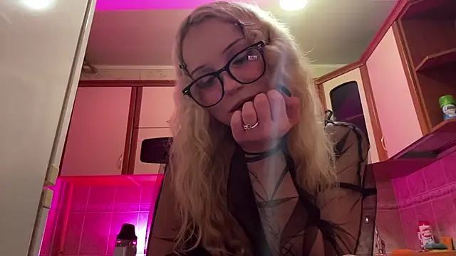 Snapshot of Mollywannatouch chatting on 02.26.26 Mollywannatouch online show from 02.26.26