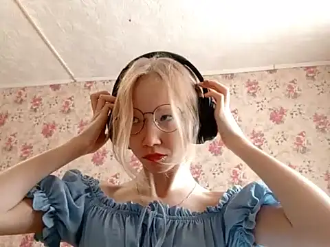 Snapshot of SoniqBliss chatting on 02.27.26 SoniqBliss online show from 02.27.26