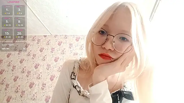 Snapshot of SoniqBliss chatting on 02.28.26 SoniqBliss online show from 02.28.26