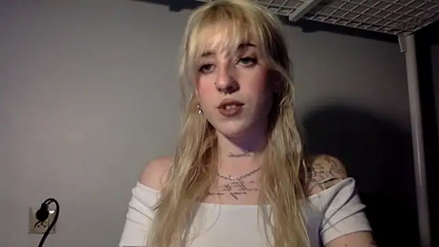 Snapshot of EmmyWet chatting on 05.02.26 EmmyWet online show from 05.02.26