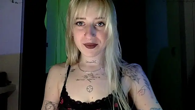 Snapshot of EmmyWet chatting on 05.20.26 EmmyWet online show from 05.20.26