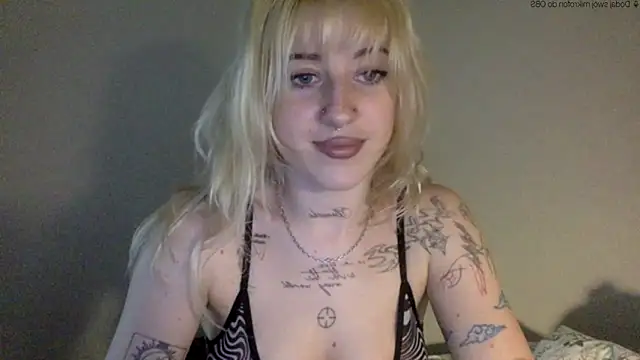 Snapshot of EmmyWet chatting on 06.01.26 EmmyWet online show from 06.01.26