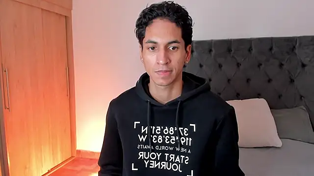 Snapshot of Camiloriiveera chatting on 05.21.26 Camiloriiveera online show from 05.21.26