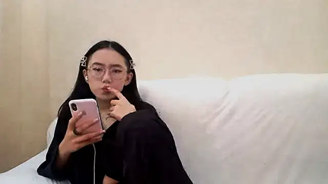 Snapshot of SolvedGlobe chatting on 06.05.26 SolvedGlobe online show from 06.05.26