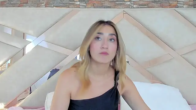 Snapshot of lucy_davies chatting on 05.16.26 lucy davies online show from 05.16.26