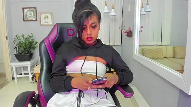 Snapshot of Nahomy_Collins_ chatting on 05.19.26 Nahomy Collins online show from 05.19.26