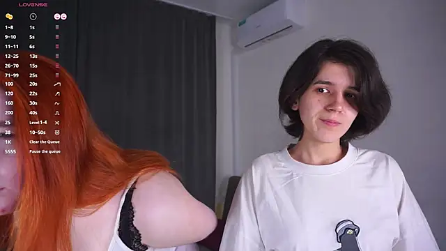 Snapshot of LenoreOlevera chatting on 04.04.26 LenoreOlevera online show from 04.04.26