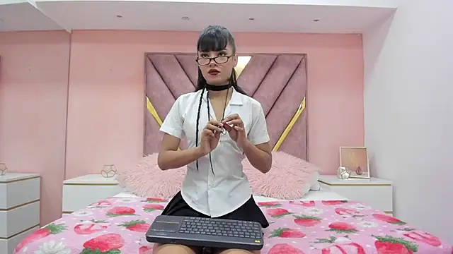 chloe larson online show from 03.11.26