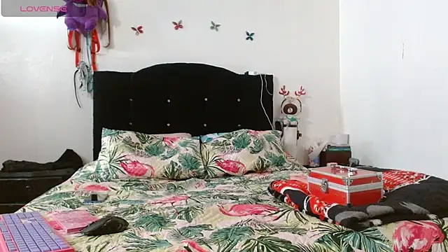Snapshot of naomi_unu chatting on 06.19.26 naomi unu online show from 06.19.26
