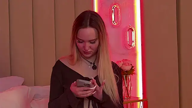 JuliaHotty  online show from 03.14.26