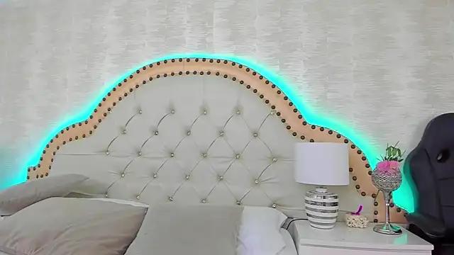 EllaEvanzz online show from 04.18.26