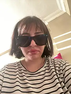 Snapshot of edeece chatting on 03.04.26 edeece online show from 03.04.26