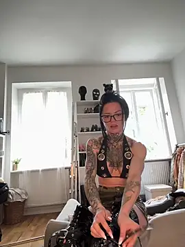 Snapshot of SkinnyLilly chatting on 06.04.26 SkinnyLilly online show from 06.04.26