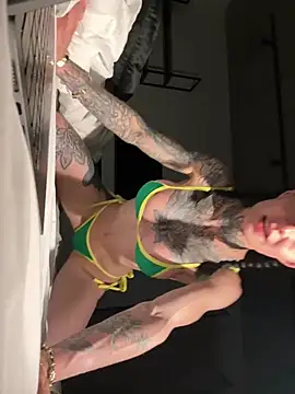 Snapshot of SkinnyLilly chatting on 06.08.26 SkinnyLilly online show from 06.08.26