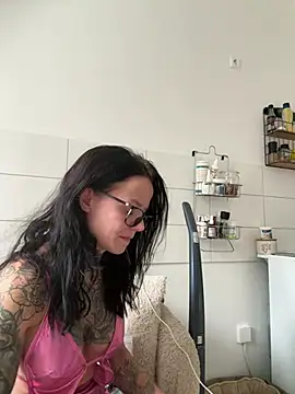 Snapshot of SkinnyLilly chatting on 07.02.26 SkinnyLilly online show from 07.02.26