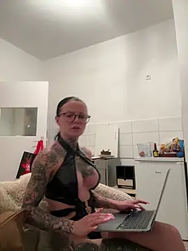 Snapshot of SkinnyLilly chatting on 07.16.26 SkinnyLilly online show from 07.16.26