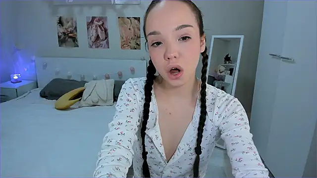 Snapshot of Milly_Lane chatting on 04.11.26 Milly Lane online show from 04.11.26