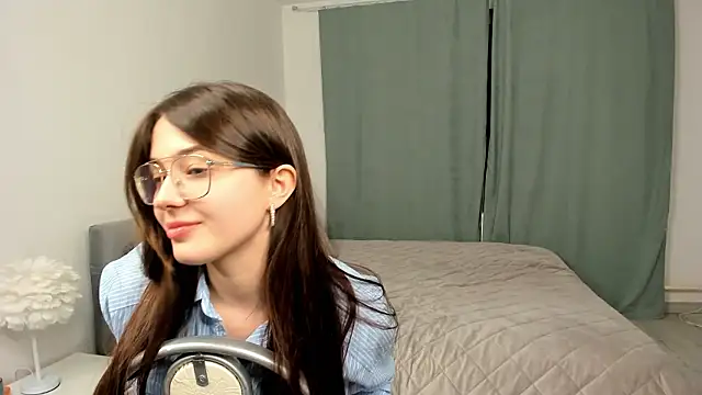 LareeGuzzo online show from 03.11.26