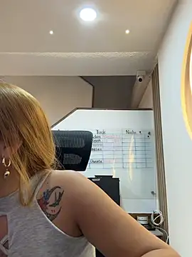 Lia Sterling online show from 04.23.26