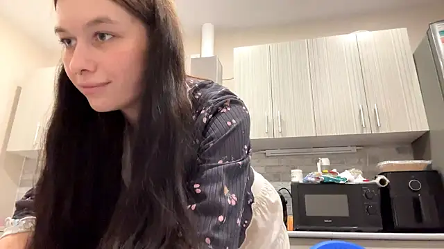 LaraDraggoo online show from 04.03.26