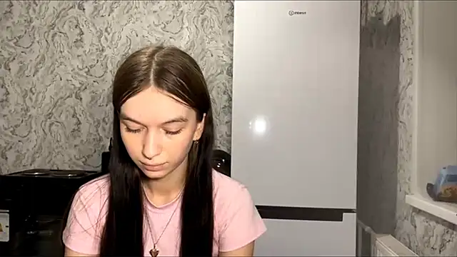 LaraDraggoo online show from 04.18.26