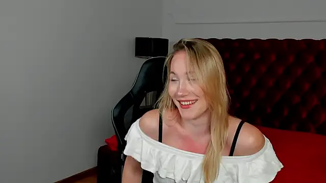 Snapshot of ElaraVoltage chatting on 07.28.26 ElaraVoltage online show from 07.28.26