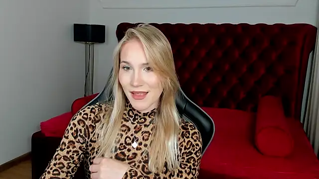 Snapshot of ElaraVoltage chatting on 08.03.26 ElaraVoltage online show from 08.03.26