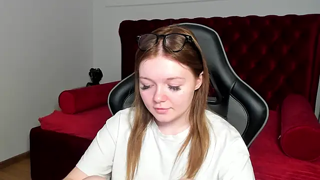 Snapshot of ElinaVale chatting on 06.12.26 ElinaVale online show from 06.12.26
