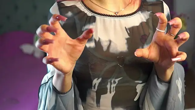 August female online show from 05.04.26