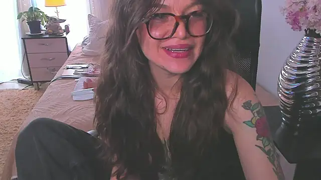 Snapshot of Tallulah_Kinky chatting on 04.16.26 Tallulah Kinky online show from 04.16.26