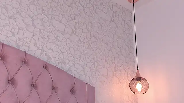 saraa joness  online show from 04.04.26