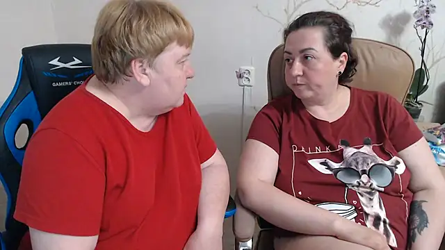 Snapshot of Lindy-Jeanie chatting on 06.04.26 Lindy-Jeanie online show from 06.04.26
