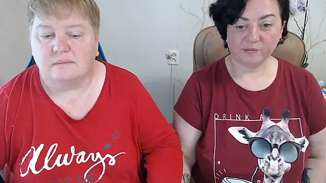 Snapshot of Lindy-Jeanie chatting on 06.12.26 Lindy-Jeanie online show from 06.12.26